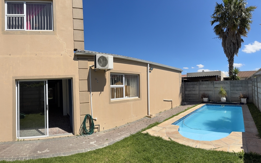 6 Bedroom Property for Sale in Uitzicht Western Cape